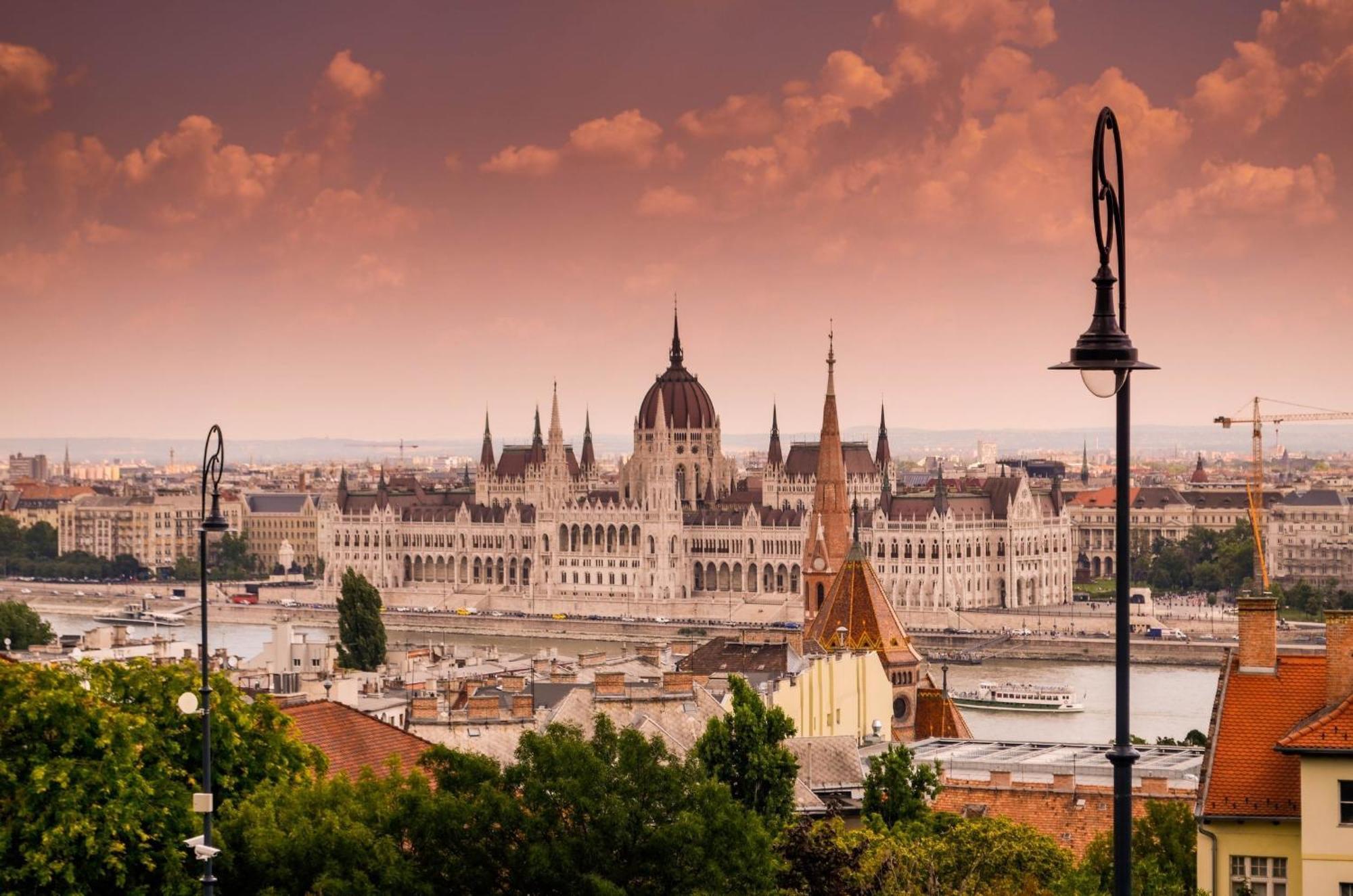 Chic Central 1Br Retreat Near New York Cafe With View Budapest Exteriör bild