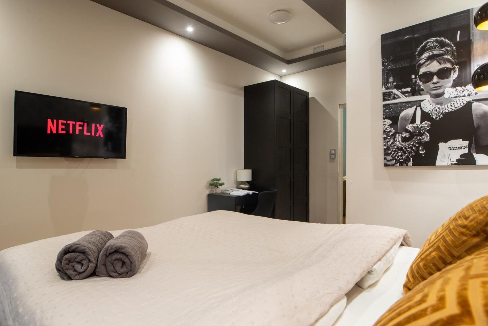 Chic Central 1Br Retreat Near New York Cafe With View Budapest Exteriör bild