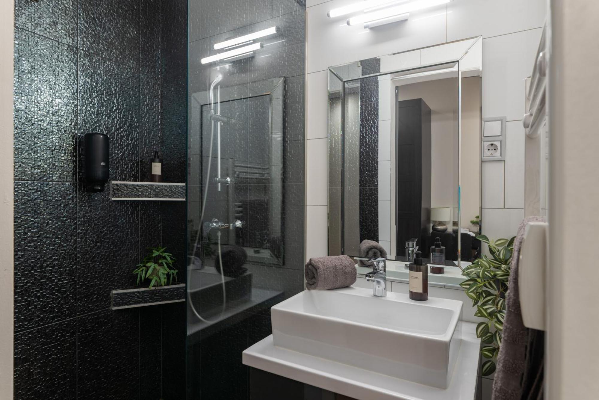 Chic Central 1Br Retreat Near New York Cafe With View Budapest Exteriör bild